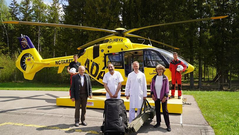 Wilhelm Bruckbauer aus Rosenheim (l.) und Gertl Schwarzenberger aus Lenggries (r.) sind von fliegenden Ärzten aus München gerettet worden. Einer von ihnen ist Thomas Witton-Davis (Mitte r.).