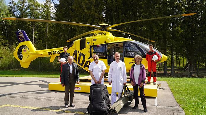 Wilhelm Bruckbauer aus Rosenheim (l.) und Gertl Schwarzenberger aus Lenggries (r.) sind von fliegenden Ärzten aus München gerettet worden. Einer von ihnen ist Thomas Witton-Davis (Mitte r.).
