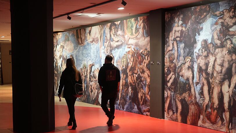 Am ersten Ausstellungstag am Montag sind kaum Menschen in der Ausstellung. Die Zeit, um Werbung zu machen, hat nicht ausgereicht. Am ersten Ausstellungstag am Montag sind kaum Menschen in der Ausstellung. Die Zeit, um Werbung zu machen, hat nicht ausgereicht.