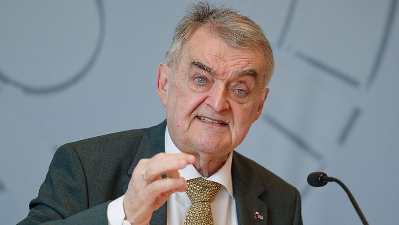 NRW-Ministerpräsident Reul macht vor allem die zunehmende Radikalisierung junger Menschen Sorge.