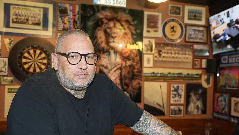 Wirt mit blauem Blut: Martin Gotzler daheim in seinem Schön-Stüberl.