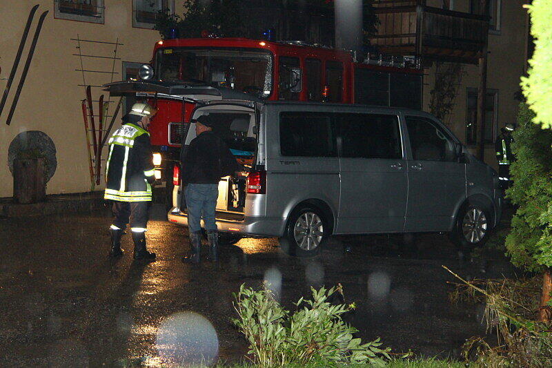 Land unter im Landkreis Rosenheim. Die Bilder von den Aufräumarbeiten in Riedering.