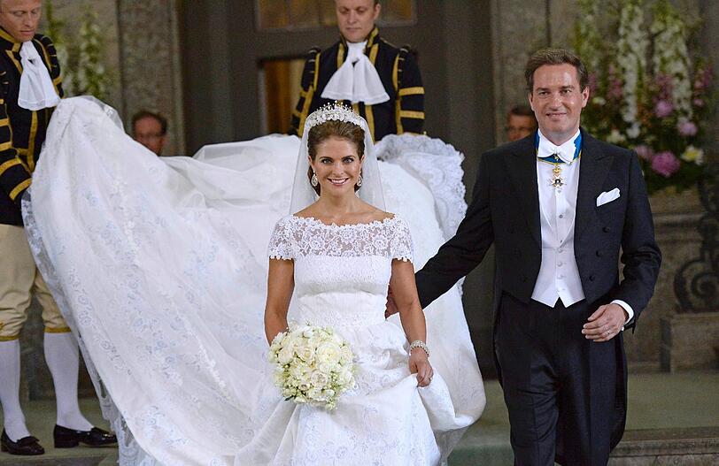 Die Braut im Spitzen-Kleid und der Bräutigam zu Tränen gerührt: Die schwedische Prinzessin Madeleine und der New Yorker Banker Chris O'Neill haben in Stockholm geheiratet. Die Bilder!