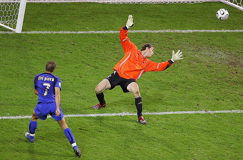 Ungute Erinnerungen: Italiens Alessandro del Piero (links) erzielt im WM-Halbfinale am 4. Juli 2006 das entscheidende 2:0 gegen Deutschland mit Torwart Jens Lehmann.