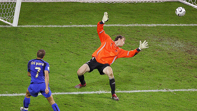 Ungute Erinnerungen: Italiens Alessandro del Piero (links) erzielt im WM-Halbfinale am 4. Juli 2006 das entscheidende 2:0 gegen Deutschland mit Torwart Jens Lehmann. Ungute Erinnerungen: Italiens Alessandro del Piero (links) erzielt im WM-Halbfinale am 4. Juli 2006 das entscheidende 2:0 gegen Deutschland mit Torwart Jens Lehmann.