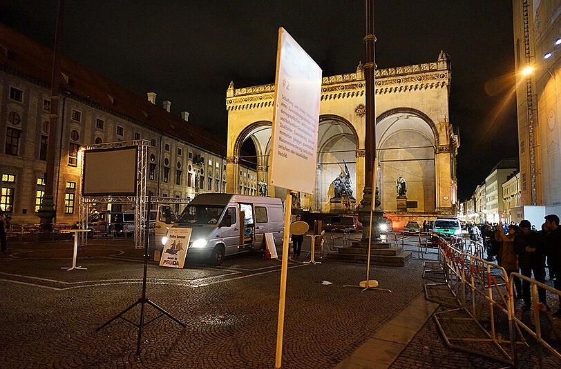 Rund eine Stunde vor Beginn der Pegida-Kundgebung ist es noch ruhig am Odeonsplatz.