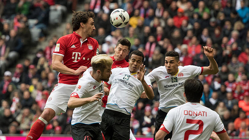 Mats Hummels (links) köpft nach einer Ecke aufs Mainzer Tor.