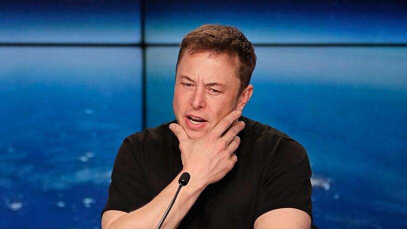 SpaceX-Chef und Gründer Elon Musk spricht nach dem erfolgreichen Start der Großrakete «Falcon Heavy» des privaten US-Raumfahrtunternehmens SpaceX während einer Pressekonferenz.