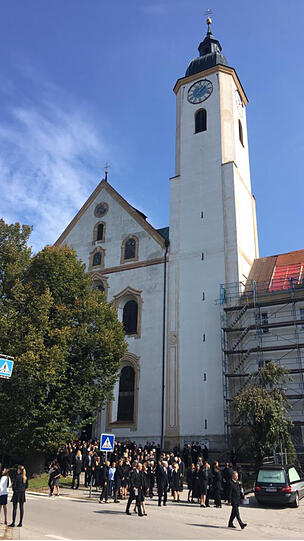 Die Trauergemeinde vor der Kirche in Dietramszell.