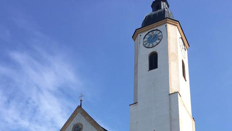 Die Trauergemeinde vor der Kirche in Dietramszell. Die Trauergemeinde vor der Kirche in Dietramszell.