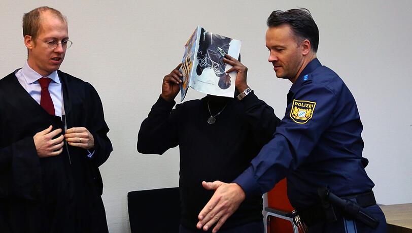 Der Angeklagte Mohamed E. wird in den Gerichtssaal geführt. Der Angeklagte Mohamed E. wird in den Gerichtssaal geführt.