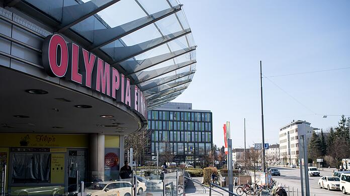 Am Olympia Einkaufszentrum haben sich Jugendliche den Corona-Maßnahmen zum Trotz zu einem Treffen verabredet. (Symbolbild)