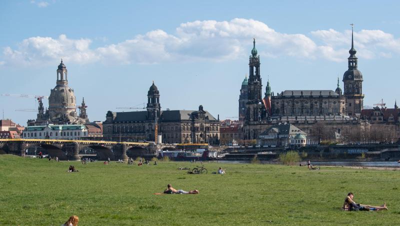 Menschen liegen auf den Elbwiesen in Dresden. Menschen liegen auf den Elbwiesen in Dresden.