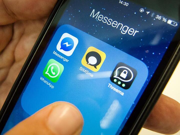 Verschiedene Messenger, darunter auch SIMSme, auf dem Display eines Smartphones.