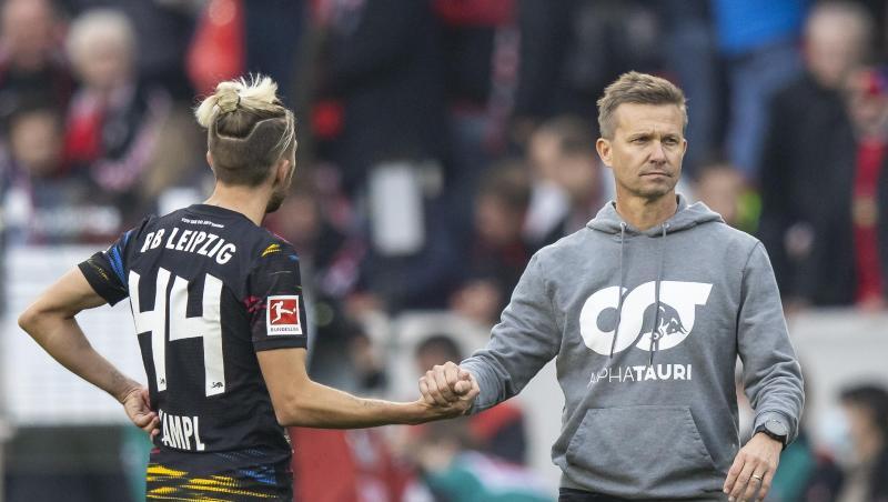 Leipzigs Trainer Jesse Marsch (r) bedankt sich nach dem Spiel mit Handschlag bei Kevin Kampl.