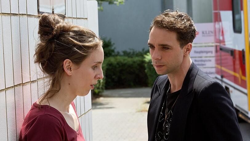 "Polizeiruf 110: Der Gott des Bankrotts": Kommissar Vincent Ross (André Kaczmarczyk) befragt die Zeugin Caroline Mai (Maj-Britt Klenke).