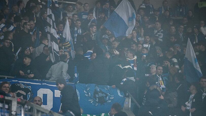 Rauch ist in dem Fanblock der TSG Hoffenheim nach dem Böllerwurf zu sehen.
