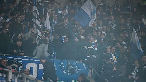 Rauch ist in dem Fanblock der TSG Hoffenheim nach dem Böllerwurf zu sehen.