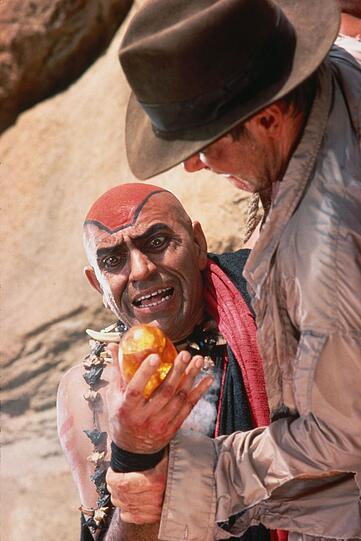 Die Sankhara-Steine sind das Objekt der Begierde in Teil 2. Zumindest was den Hohepriester Mola Ram (Amrish Puri, links) angeht. Indy (Harrison Ford) hat allerlei Probleme dabei, sich den Fiesling vom Leib zu schaffen. Die Sankhara-Steine sind das Objekt der Begierde in Teil 2. Zumindest was den Hohepriester Mola Ram (Amrish Puri, links) angeht. Indy (Harrison Ford) hat allerlei Probleme dabei, sich den Fiesling vom Leib zu schaffen.