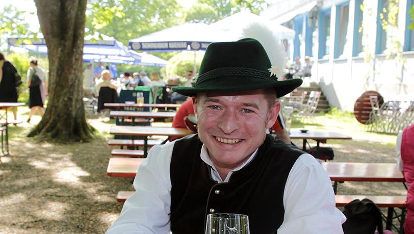 Echte Tracht und frisches Bier im Grünwalder Forstwirt. Echte Tracht und frisches Bier im Grünwalder Forstwirt.