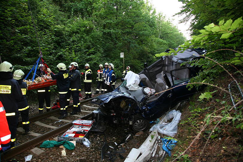 Furchtbarer Unfall im Landkreis Altötting: Ein PKW fliegt von einer Brücke herunter und knallt auf das Gleisbett. Drei junge Menschen kommen schwer verletzt in die Klinik.