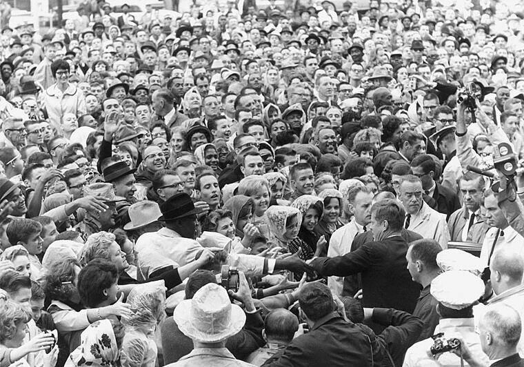 Auf offiziellen Fotos war er als liebender Ehemann und Familienvater zu sehen. Doch er war ein Lebemann. Drogen nahm er - und das nicht zu knapp. Und Affären hatte er auch zahlreiche. Die berühmteste: Marilyn Monroe.
