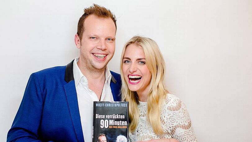 Fußball-Kommentator Wolff Fuss (hier mit seiner Freundin, der Sport1-Moderatorin Anna Kraft) hat ein Buch geschrieben. Fußball-Kommentator Wolff Fuss (hier mit seiner Freundin, der Sport1-Moderatorin Anna Kraft) hat ein Buch geschrieben.