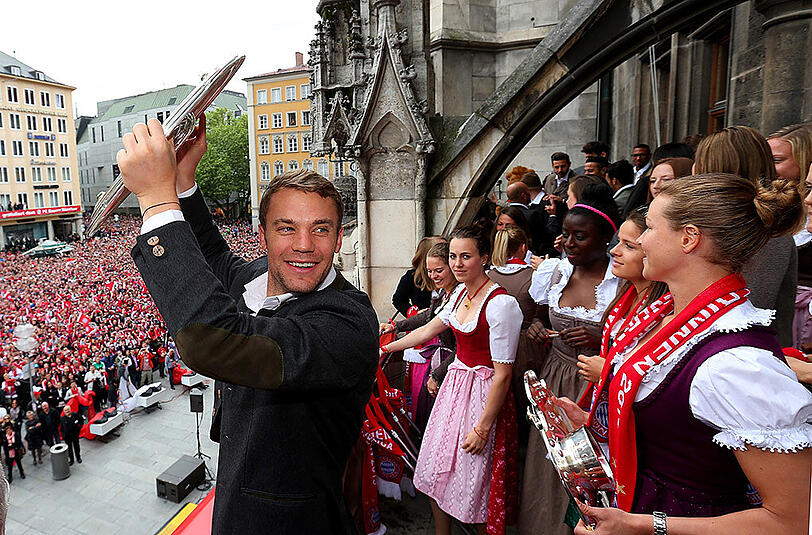 Am Sonntag noch die Schale in die Höhe gestemmt, geht's jetzt erstmal ab in den Urlaub: Welttorhüter Manuel Neuer.