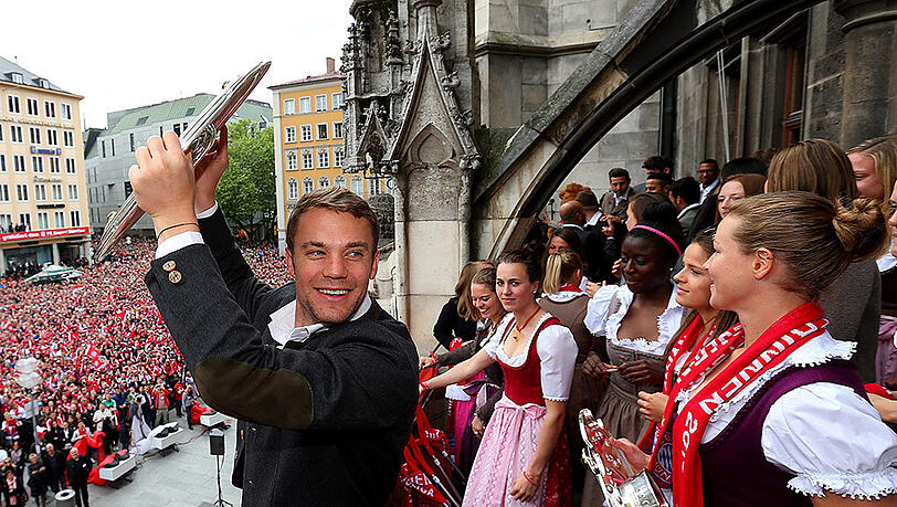 Am Sonntag noch die Schale in die Höhe gestemmt, geht's jetzt erstmal ab in den Urlaub: Welttorhüter Manuel Neuer. Am Sonntag noch die Schale in die Höhe gestemmt, geht's jetzt erstmal ab in den Urlaub: Welttorhüter Manuel Neuer.