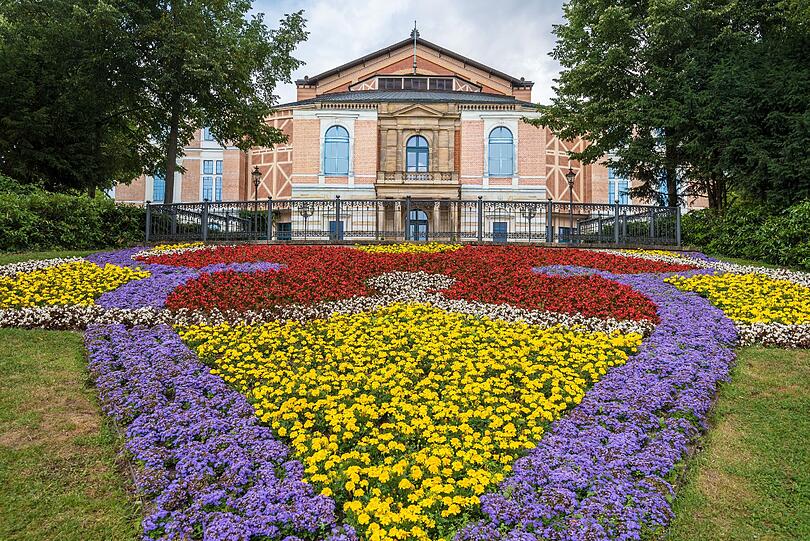 Das Bayreuther Festspielhaus im Blumenschmuck.
