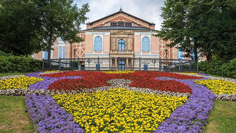 Das Bayreuther Festspielhaus im Blumenschmuck. Das Bayreuther Festspielhaus im Blumenschmuck.