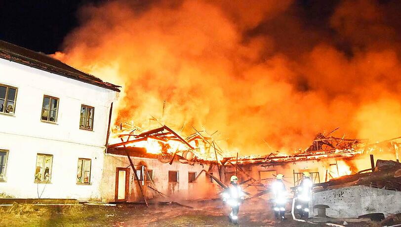 Die brennende Tenne stellte die Feuerwehr vor eine Herausforderung. Löschwasser musste über einen Kilometer weit transportiert werden. Die brennende Tenne stellte die Feuerwehr vor eine Herausforderung. Löschwasser musste über einen Kilometer weit transportiert werden.