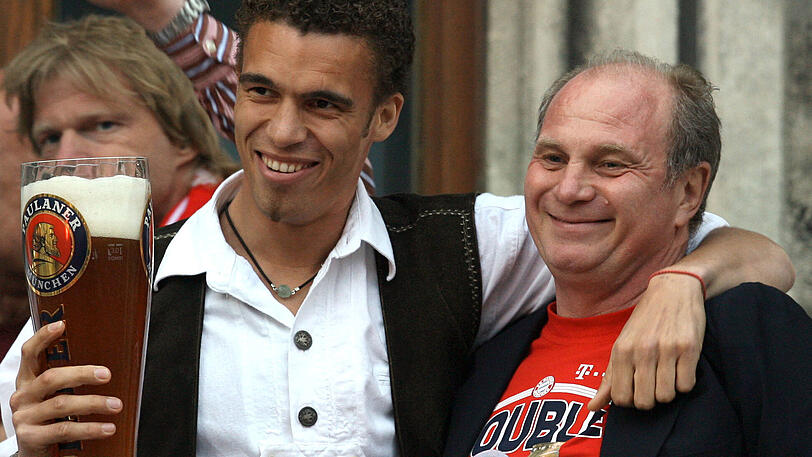 Gut integriert: Ismael mit Weißbier und Uli Hoeneß bei der Doublefeier auf dem Rathausbalkon.