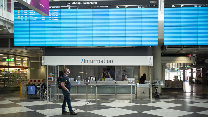 Ein Passagier am Flughafen &ndash; aktuell eher eine Ausnahme. Auf der Anzeigetafel sind nur wenige Flüge zu sehen.