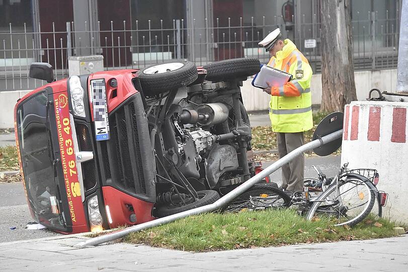 Auf der Kreuzung Chiemgaustraße/Pfälzer-Wald-Straße war ein BMW mit einem Piaggio Porter eines Rohrreinigungsbetriebs zusammengeprallt.