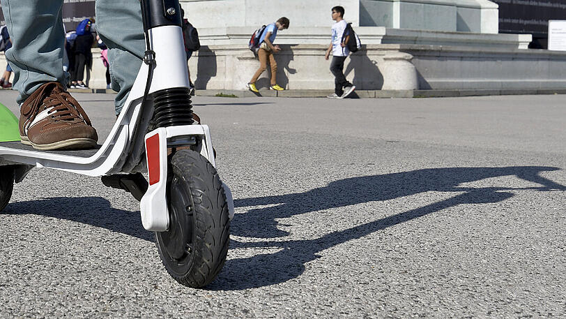 Die Scooter sollen sich vor allem für ganz kurze Strecken eigenen und kommen auf eine Höchstgeschwindigkeit von 24 Kilometern in der Stunde.