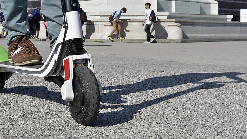 Die Scooter sollen sich vor allem für ganz kurze Strecken eigenen und kommen auf eine Höchstgeschwindigkeit von 24 Kilometern in der Stunde. Die Scooter sollen sich vor allem für ganz kurze Strecken eigenen und kommen auf eine Höchstgeschwindigkeit von 24 Kilometern in der Stunde.