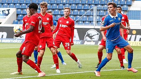 Dieses Handspiel von Bayern-Stürmer Kwasi Okyere Wriedt (links) führte zum Elfmeter für den 1. FC Magdeburg: Jürgen Gjasula verwandelte in der 22. Minute zum 1:0.