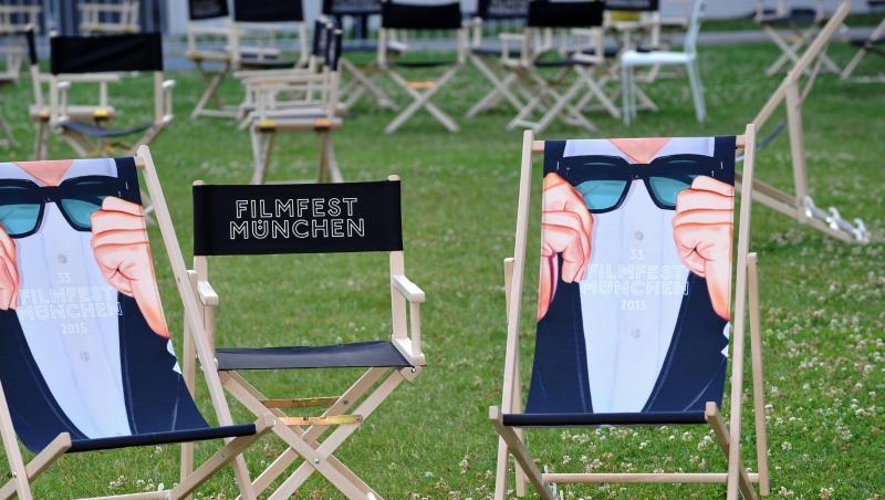 Liegestühle bedruckt mit dem Schriftzug "Filmfest München" stehen im Hof der Filmhochschule auf einer Wiese. Foto: Ursula Düren Liegestühle bedruckt mit dem Schriftzug "Filmfest München" stehen im Hof der Filmhochschule auf einer Wiese. Foto: Ursula Düren