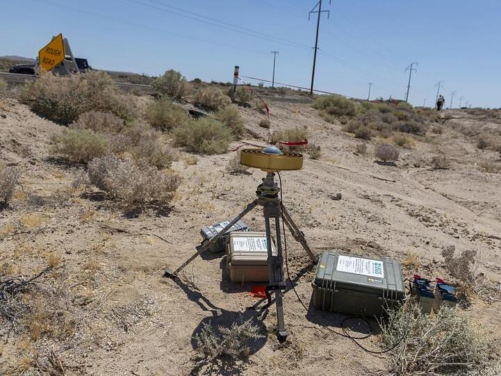 Gerätschaften zur geologischen Überwachung messen neben einem Spalt im Boden am Highway 178 zwischen Ridgecrest und Trona.