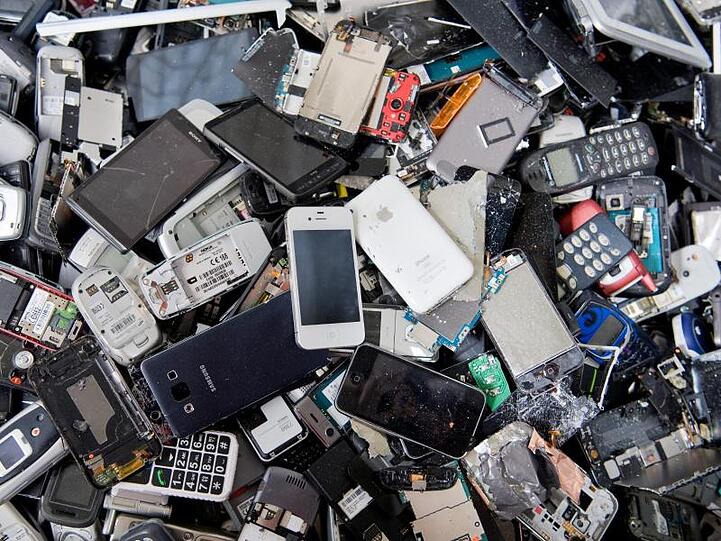 Für Rohstoffhändler sind auch nicht mehr funktionierende Handys und Smartphones wertvoll.