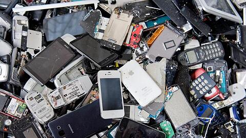 Für Rohstoffhändler sind auch nicht mehr funktionierende Handys und Smartphones wertvoll.