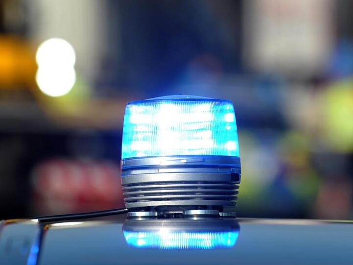 Das Blaulicht eines Streifenwagens der Polizei. Foto: Stefan Puchner/dpa/Symbolbild