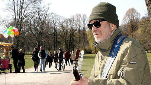 Straßenmusiker „DD Beck“ (57) verdient sich seit über zehn Jahren im Englischen Garten mit seiner Gitarre ein paar Euro dazu. Straßenmusiker „DD Beck“ (57) verdient sich seit über zehn Jahren im Englischen Garten mit seiner Gitarre ein paar Euro dazu.