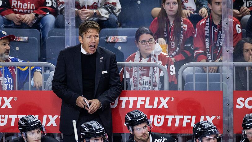 Haie-Trainer Uwe Krupp steht hinter der Kölner Bank.