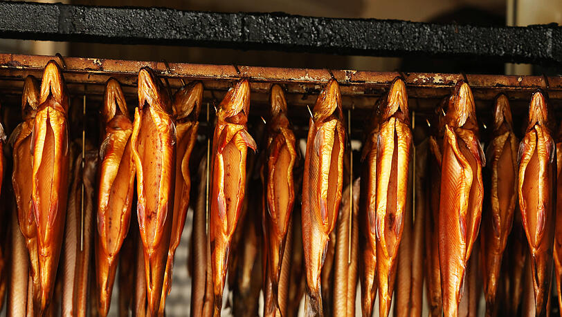 Im Schlachthaus werden die Fische ausgenommen, filetiert und verpackt oder über Erlenholz geräuchert. Im Schlachthaus werden die Fische ausgenommen, filetiert und verpackt oder über Erlenholz geräuchert.