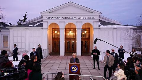 Sie habe Epstein nie getroffen, sagt die ehemalige Au&szlig;enministerin Hillary Clinton nach ihrer Befragung vor Journalisten.