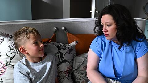 "Alles was z&auml;hlt": Vanessa (r.) bricht es das Herz, als sie Henry die Neuigkeiten &uuml;berbringt.