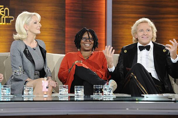 2011 auf der "Wetten, dass..?"-Couch mit Whoopie Goldberg (M.). Viele Jahre später schossen Désirée Nick und Thomas Gottschalk öffentlich gegeneinander. 2011 auf der "Wetten, dass..?"-Couch mit Whoopie Goldberg (M.). Viele Jahre später schossen Désirée Nick und Thomas Gottschalk öffentlich gegeneinander.