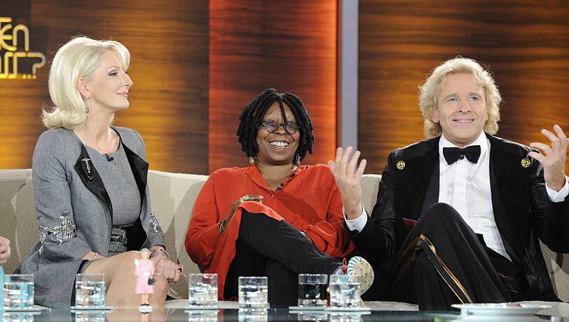 2011 auf der "Wetten, dass..?"-Couch mit Whoopie Goldberg (M.). Viele Jahre sp&auml;ter schossen D&eacute;sir&eacute;e Nick und Thomas Gottschalk &ouml;ffentlich gegeneinander.
